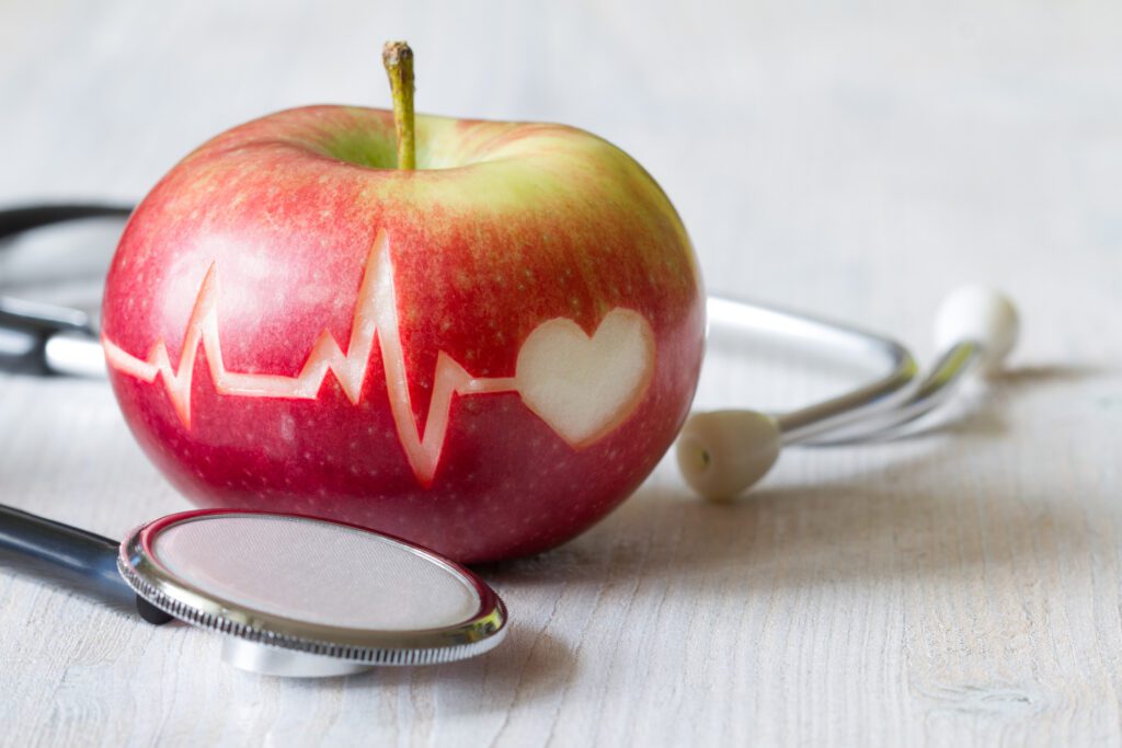 빨간 사과와 청진기에 하트 비트 라인, 건강한 심장 다이어트 개념